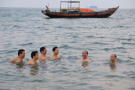 Leaders of Da Nang city swims in the sea to reassure the public after the central region's fish death on May 1 (Photo: SGGP) Leaders of Da Nang city swims in the sea to reassure the public after the central region's fish death on May 1 (Photo: SGGP)